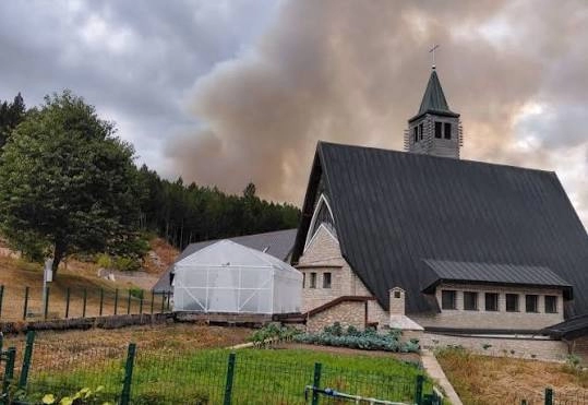 Ugrožene vikendice kod Blidinja, vatra se približila i crkvi: Počela je evakuacija